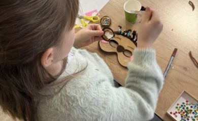 Dziewczynka pracuje nad maską na oczy