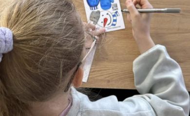 Dziewczynka koloruje