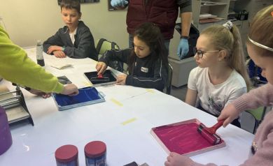 Dzieci tworzą linoryty