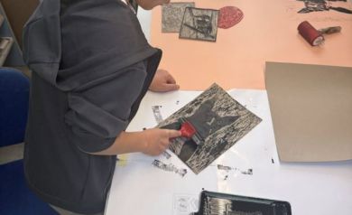 Chłopczyk tworzy linoryt