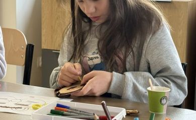 Dziewczynka tworząca w pracowni artystycznej