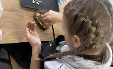 Dziewczynka pracująca z przekąskami