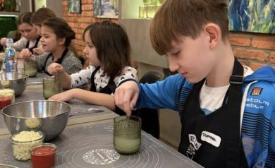 Chłopak miesza składniki w szklance