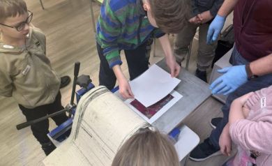 Grupa dzieci pracująca przy linorycie