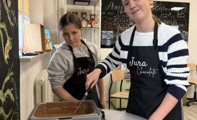 Dwie dziewczyny przy płynnej czekoladzie