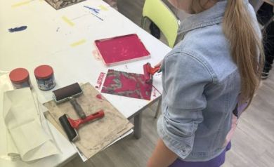 Dziewczynka pracująca przy swoim linorycie