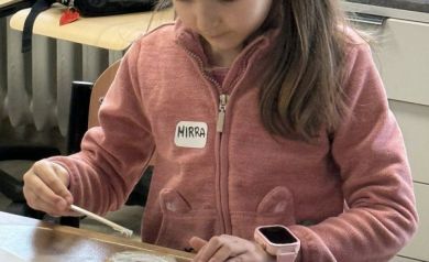 Dziewczynka klejąca maskę na oczy