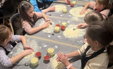 Grupa dzieci przed tworzeniem ciasta do pizzy