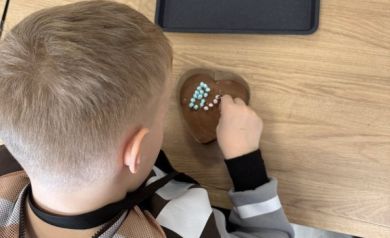 Chłopczyk tworzący własny wyrób czekoladowy