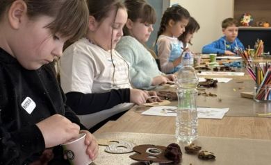 Grupa dzieci tworząca maski na oczy