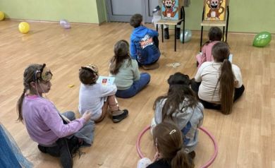 Grupa dzieci słucha Pani