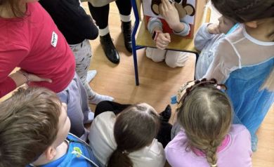 Grupa dzieci zainteresowana magicznym pudełkiem