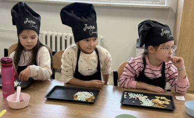 Trzy dziewczynki pracujące nad słodkimi przekąskami