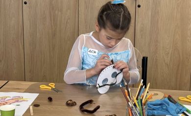 Dziewczynka pracująca nad maską do oczu