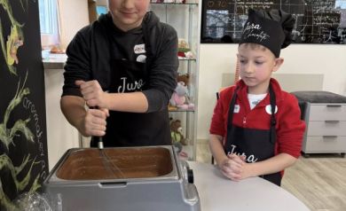 Dwaj chłopcy przy płynnej czekoladzie