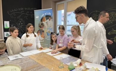 Pan z laboratorium mówi do grupy dzieci