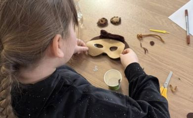 Dziewczynka tworząca maskę na oczy