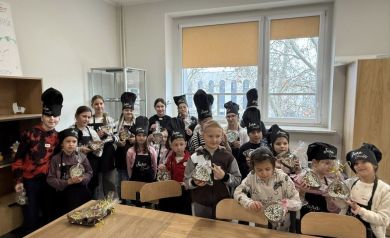 Grupa dzieci pokazuje swoje wyroby czekoladowe