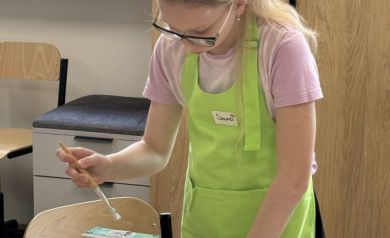 Dziewczynka malująca pudełko