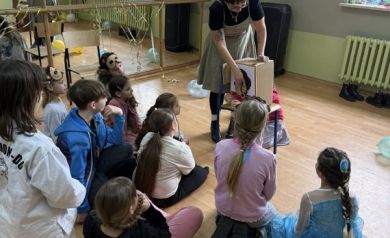 Dzieci z ciekawością oglądają magiczne pudełko