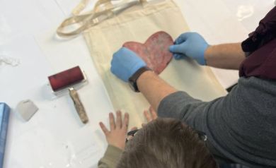 Chłopak i Pan tworzą kreatywnie torbę bawełnianą