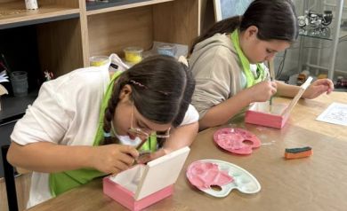 Dwie dziewczynki malujące pudełka na różowo