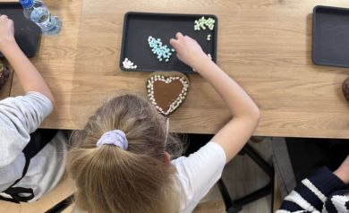 Dziewczynka tworząca swój własny wyrób czekoladowy