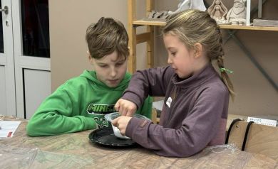 Chłopiec i dziewczynka mieszają coś w miseczce