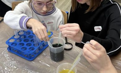 Dziewczyny robią eksperyment