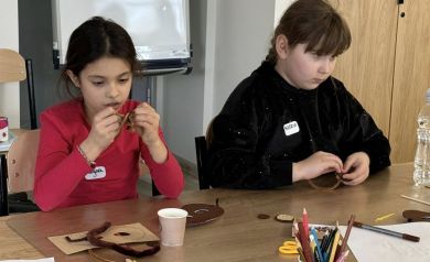 Dwie dziewczynki tworzące maski do oczu