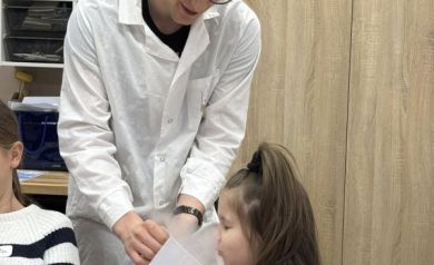 Pan podaje dziewczynce do zobaczenia dym