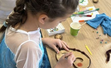 Dziewczynka tworząca maskę