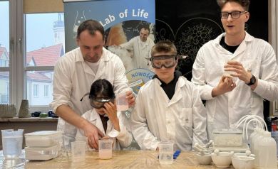 Dwaj Panowie i dwójka dzieci robiący eksperyment