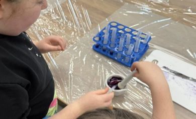 Dwie dziewczynki robiące ekperyment