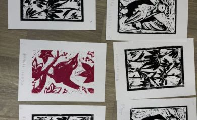 Prace plastyczne rozłożone na stole