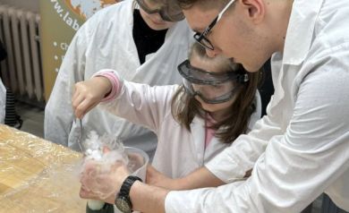 Pan pokazuje dziewczynkom eksperyment z dymem