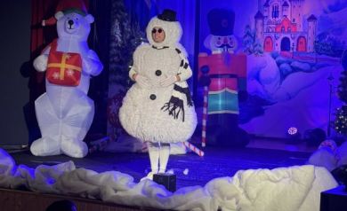 Bałwanek Tiko mówi do publiczności