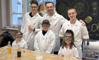 Trzej Panowie i trzy dziewczynki pozujące do zdjęcia w scrubsach