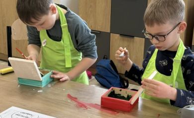 Dwaj chłopcy malujące pudełka