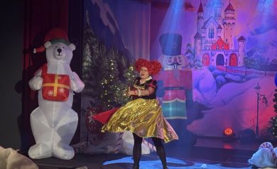 Królowa Fruncja tańcząca na scenie