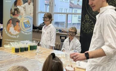 Pan tłumaczy dzieciom, jak robić eksperyment