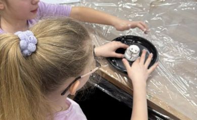 Dziewczynki tworzą małego bałwanka