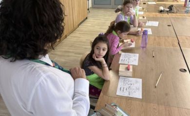 Kobieta mówi do grupy dzieci