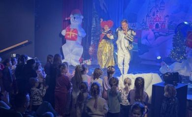 Trójka aktorów tańcząca na scenie