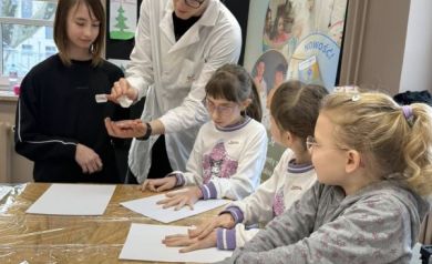 Dzieci biorą udział w eksperymencie, Pan im pokazuje proces