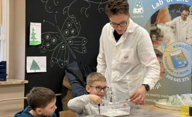 Pan pomaga chłopcom w zrobieniu eksperymentu