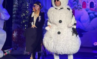 Dwóch aktorów stoi na scenie