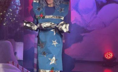 Aktor stoi na scenie