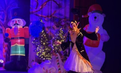 Aktor podskakuje na scenie