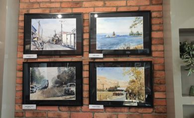 Cztery prace autora powieszone na ścianie